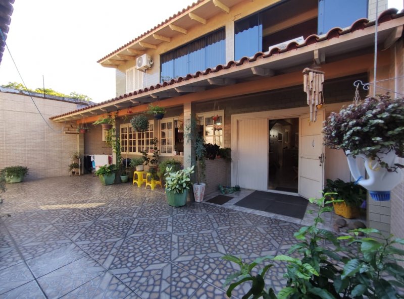 Casas à venda em Guarujá Porto Alegre RS